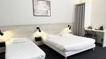 Comfort-Dreibettzimmer, Mehrere Betten, Nichtraucher, Klimaanlage | Schreibtisch, laptopgeeigneter Arbeitsplatz, Verdunkelungsvorhänge