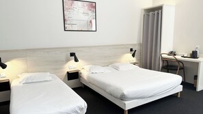 Phòng 3 tiện nghi đơn giản, nhiều giường, không hút thuốc, máy điều hòa | Bàn, khu vực làm việc phù hợp cho laptop, màn/rèm cản sáng 