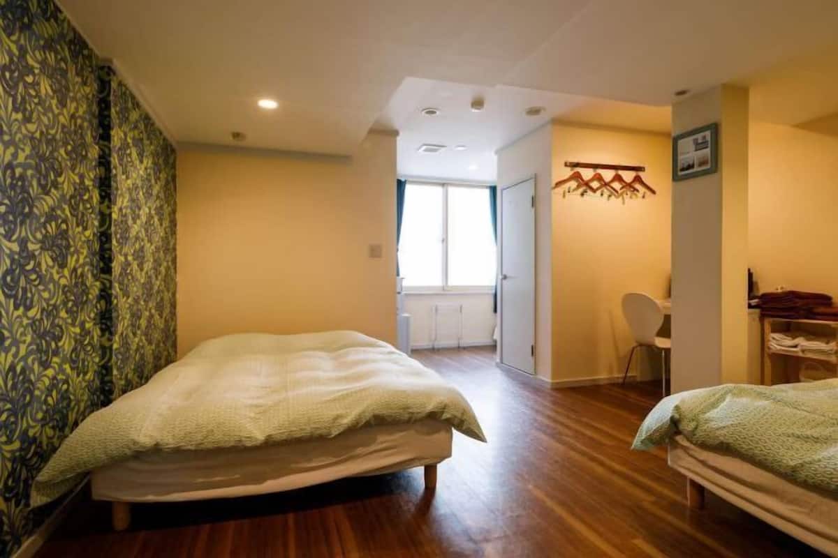 Desk, soundproofing, free WiFi, bed sheets