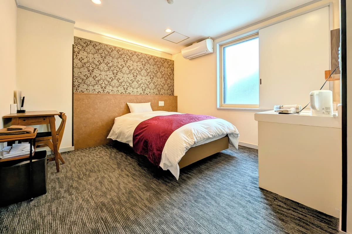 Kamar Double Basic untuk 1 Orang, 1 Tempat Tidur Twin Besar, Bebas Asap Rokok (- 1 -) | Meja kerja, kedap suara, Wi-Fi gratis, dan seprai linen