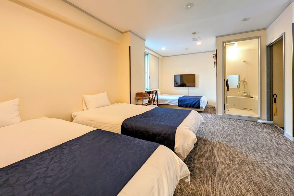 Kamar Triple Basic, 3 Tempat Tidur Twin, Bebas Asap Rokok (- 1 -) | Meja kerja, kedap suara, Wi-Fi gratis, dan seprai linen
