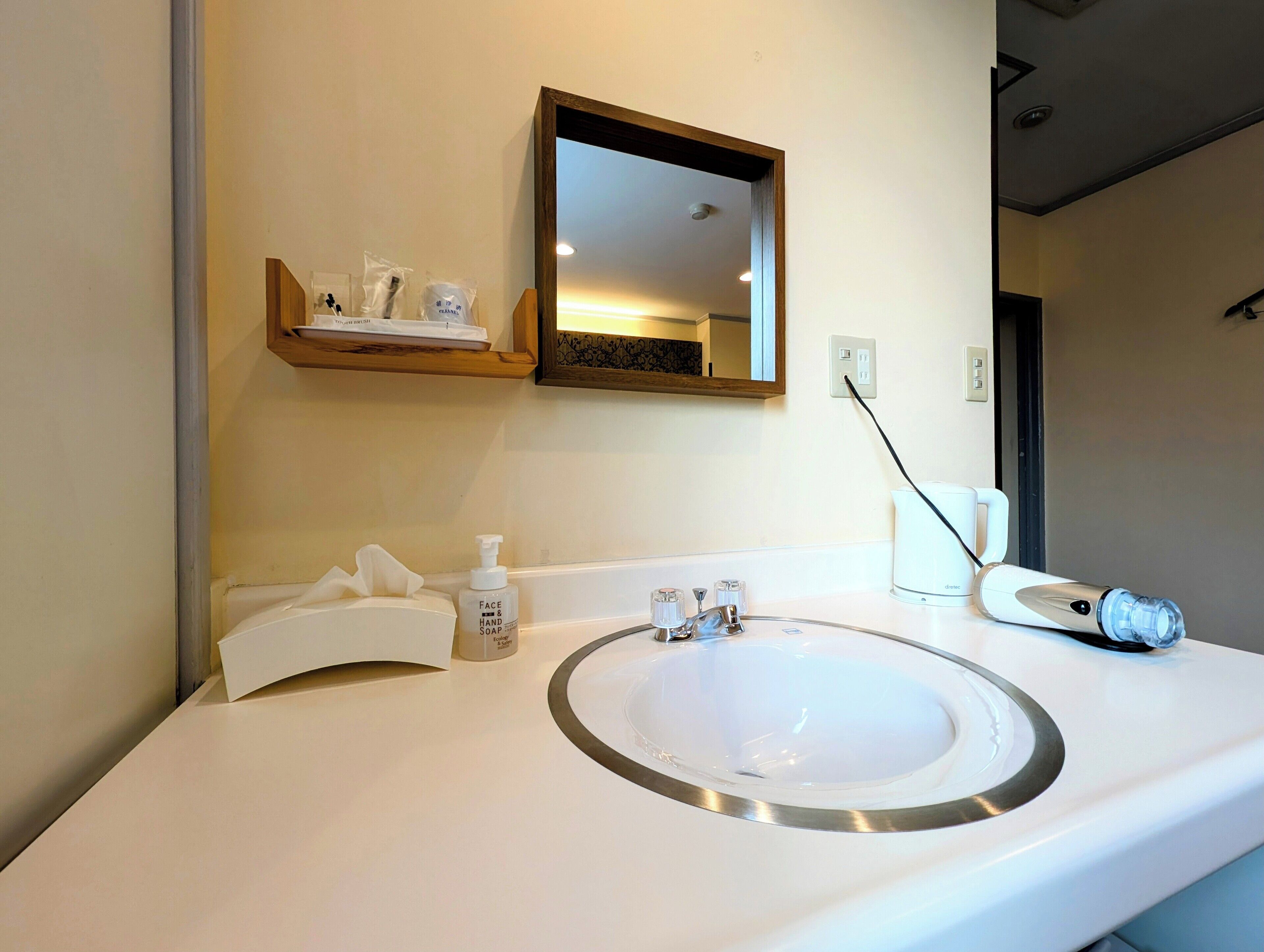 single room 1 | desk, soundproofing, free wifi, bed sheets