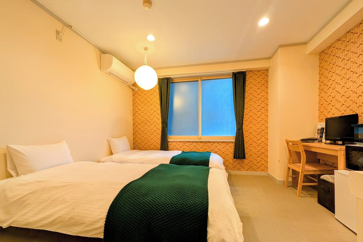Kamar Twin Desain, 2 Tempat Tidur Twin, Bebas Asap Rokok | Meja kerja, kedap suara, Wi-Fi gratis, dan seprai linen