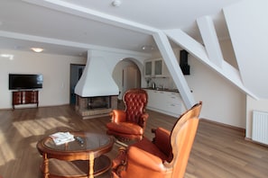 Suite Deluxe | Área de sala de estar | Televisión de pantalla plana 