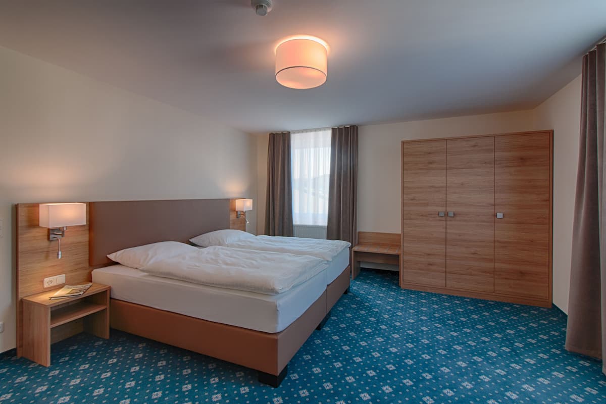 Deluxe Suite | In-room safe, desk, soundproofing, iron/ironing board