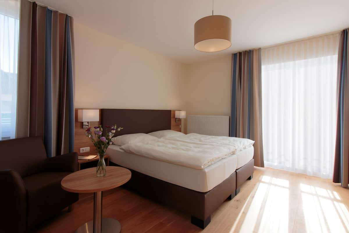Comfort Double Room | In-room safe, desk, soundproofing, iron/ironing board