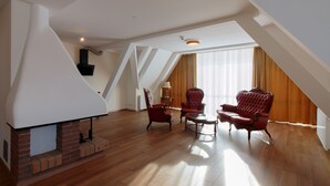 Un loft amplio con techo alto, chimenea de ladrillo visto y muebles modernos.