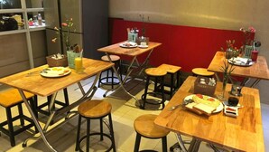 Restaurant - RedDoorz Plus @ Pham Ngu Lao 2 (Ho Chi Minh City)