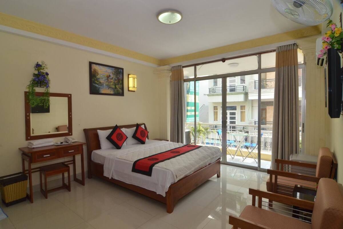Deluxe Room | Minibar, desk, soundproofing, rollaway beds