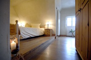 Family Room (for up to 4 persons) | Travel crib, bed sheets