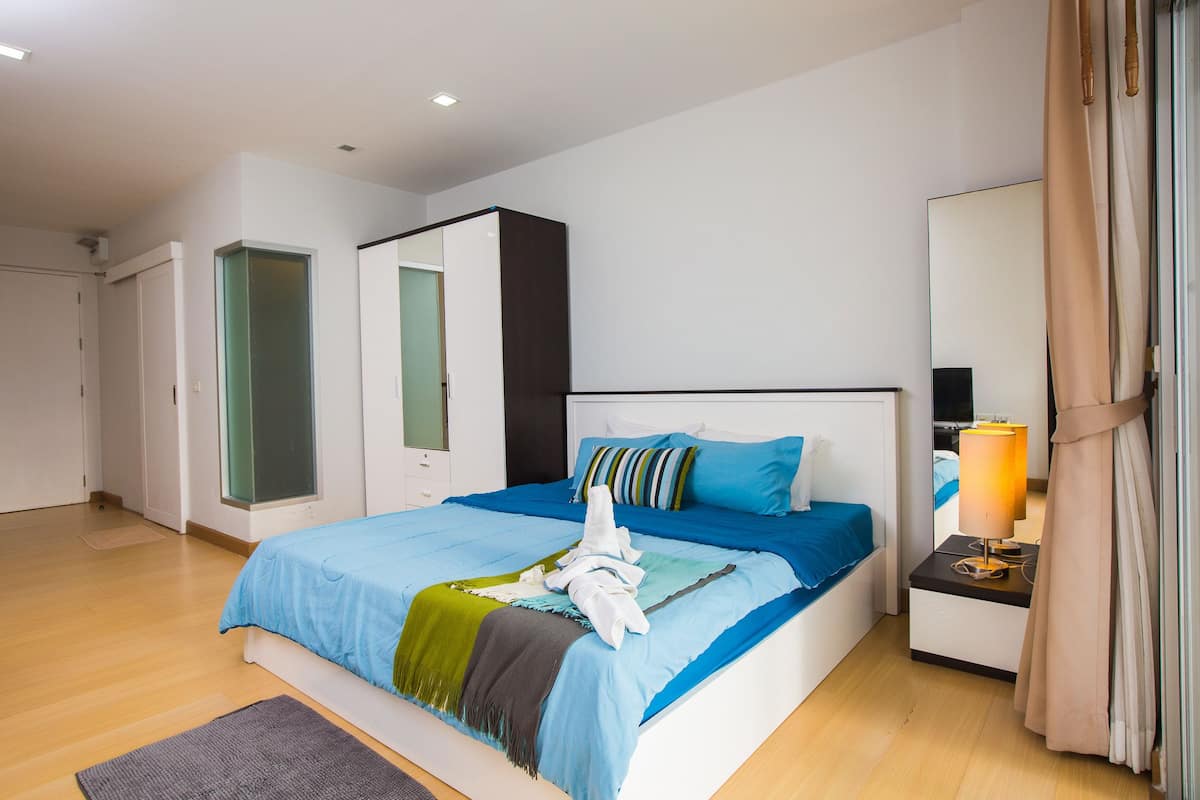 Studio B-33 | Living room | Flat-screen TV