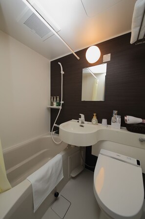 Een bad/douchecombinatie, gratis toiletartikelen, een haardroger