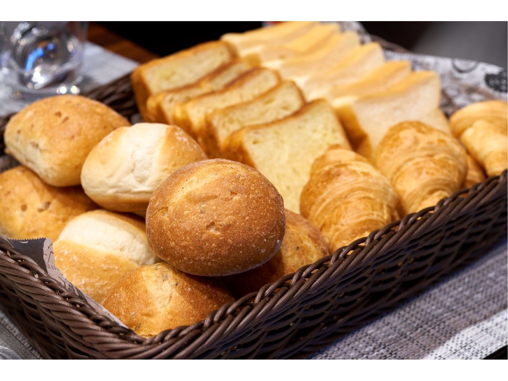 daily buffet breakfast (jpy 1000 per person)