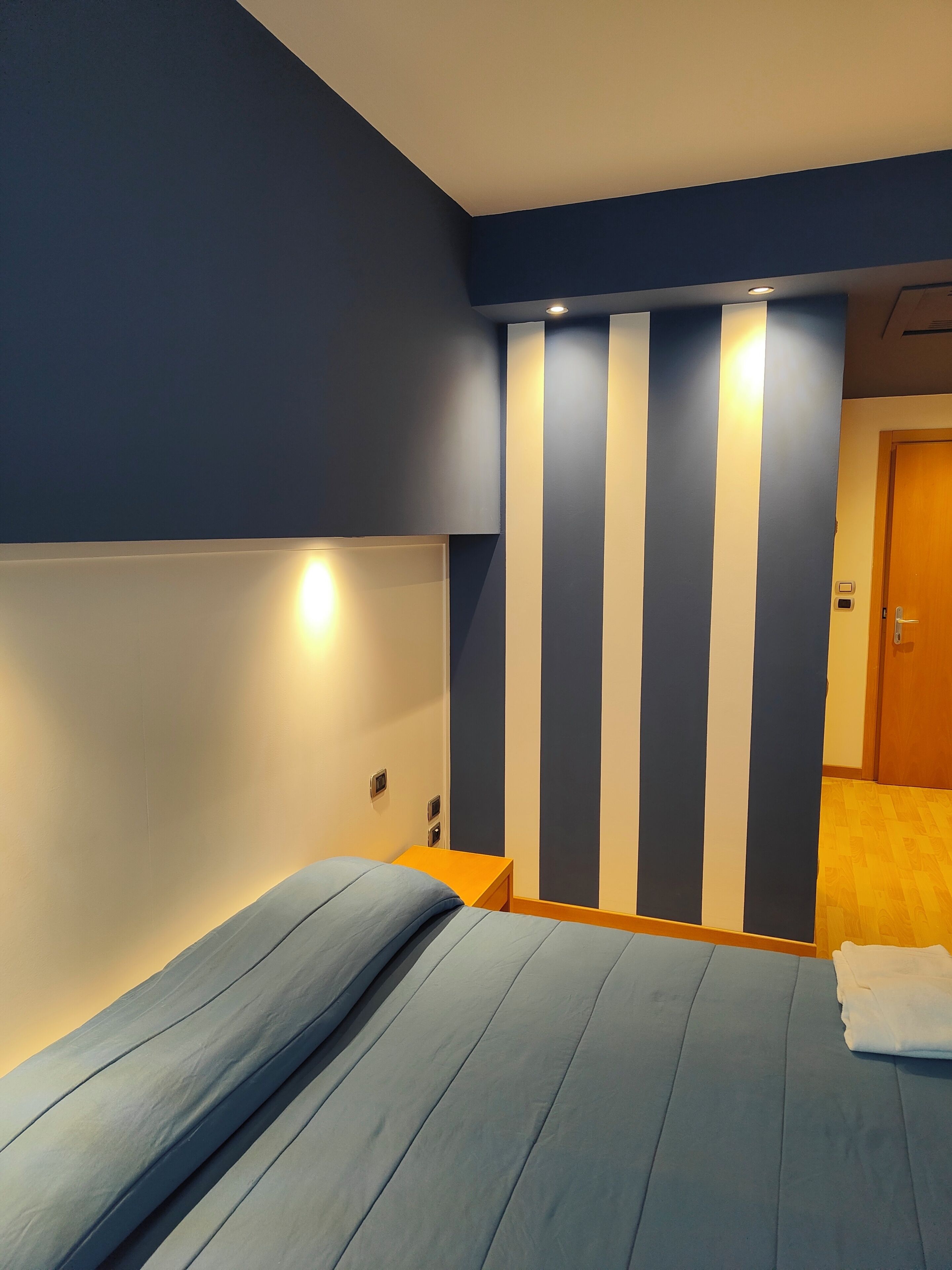 Comfort-Doppel- oder -Zweibettzimmer | Badezimmer | Dusche, Regendusche, kostenlose Toilettenartikel, Haartrockner