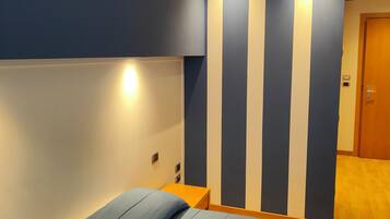 Comfort-Doppel- oder -Zweibettzimmer | Badezimmer | Dusche, Regendusche, kostenlose Toilettenartikel, Haartrockner