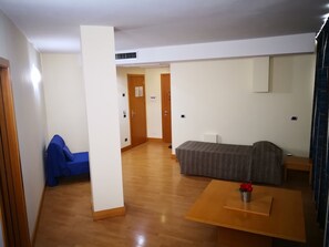 Family Suite | Living room | TV - Hotel Ristorante Trendy (Prato)