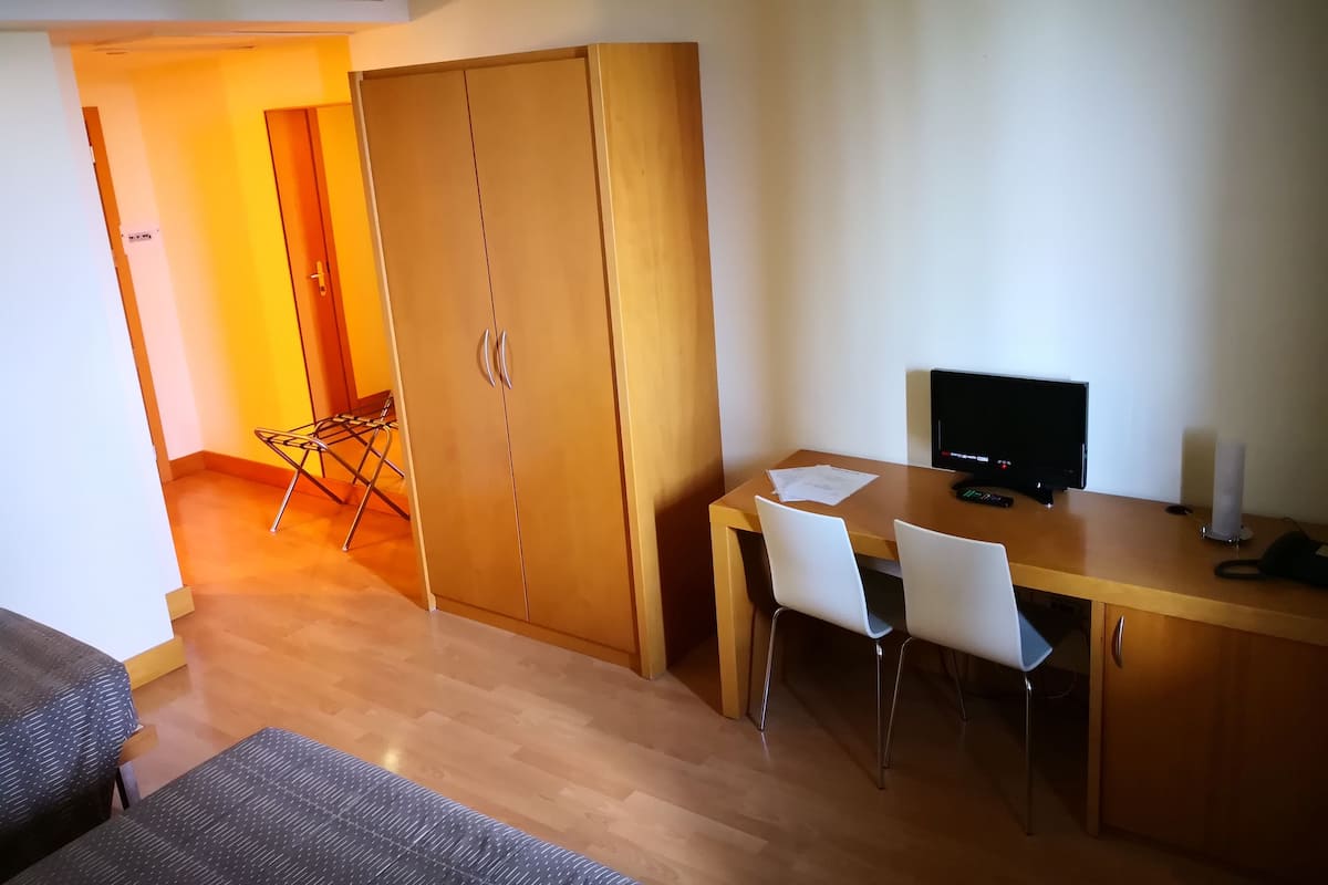 Chambre Triple Confort, vue jardin | Literie de qualité supérieure, coffres-forts dans les chambres, bureau