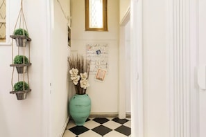 Apartamento tradicional, 1 quarto, vista para a cidade, no canto | Área de estar | TV de tela plana 46 polegadas com canais via satélite, smart TV, Netflix