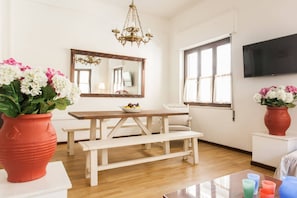 Apartamento tradicional, 1 quarto, vista para a cidade, no canto | Opções para refeição no quarto