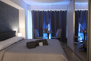 Exclusieve suite, bubbelbad | Een bureau, gratis wifi, beddengoed