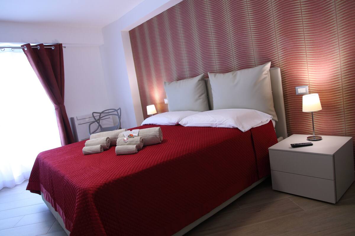 Een bureau, gratis wifi, beddengoed
