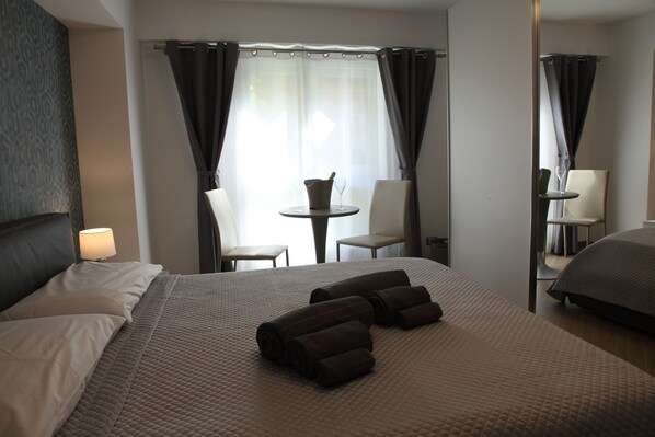 Exclusieve suite, bubbelbad | Een bureau, gratis wifi, beddengoed
