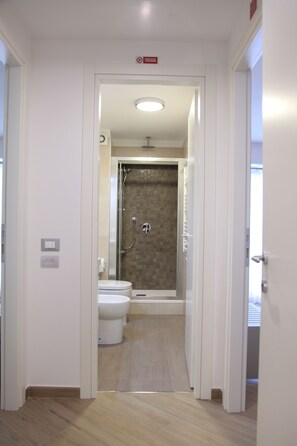 Gratis toiletartikelen, een haardroger, een bidet, handdoeken