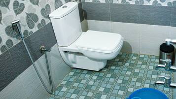 Shower, perlengkapan mandi gratis, dan handuk