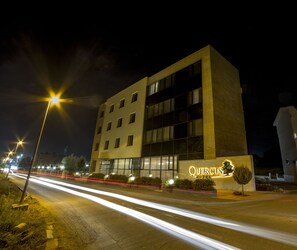 Fachada del alojamiento - Noche