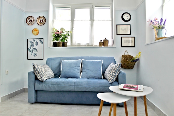 Traditional Studio Suite, City View, Corner | Living room