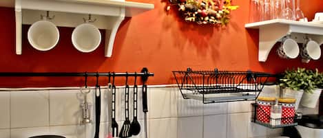 Traditional Studio Suite, City View, Corner | Private kitchen | Fridge, oven, stovetop, espresso maker