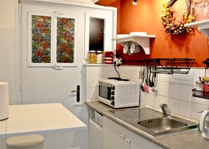 Traditional Studio Suite, City View, Corner | Private kitchen