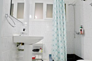 傳統開放式套房, 城市景, 轉角 | 浴室 | 淋浴設備、免��費梳洗用品、風筒、提供毛巾