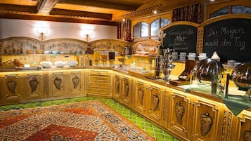 Tägliches Frühstücksbuffet (13 EUR pro Person)
