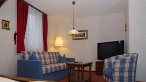Basic Double Room Single Use, 1 King Bed (Landhaus Modern) | Living area | LED TV - Hotel Gondel (Altenkunstadt)
