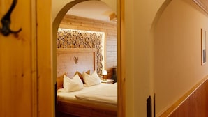 Exclusive Double Room, 1 King Bed, Non Smoking (Landhaus Exclusiv) | Blackout drapes, soundproofing, WiFi (free), bed sheets - Hotel Gondel (Altenkunstadt)