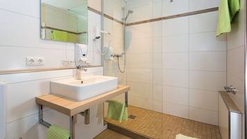 Apartment | Bathroom | Shower, hair dryer, towels