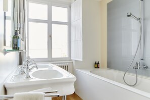 Junior Suite, 2 Twin Beds, Non Smoking | Bathroom | Designer toiletries, hair dryer, slippers, towels