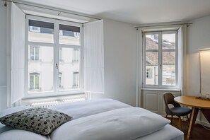 Standard dubbelrum - 1 queensize-säng - icke-rökare | Allergitestade sängkläder och värdeförvaringsskåp på rummet