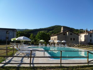 Seasonal outdoor pool, pool umbrellas, sun loungers - Agriturismo Il Pioppo (Valfabbrica)
