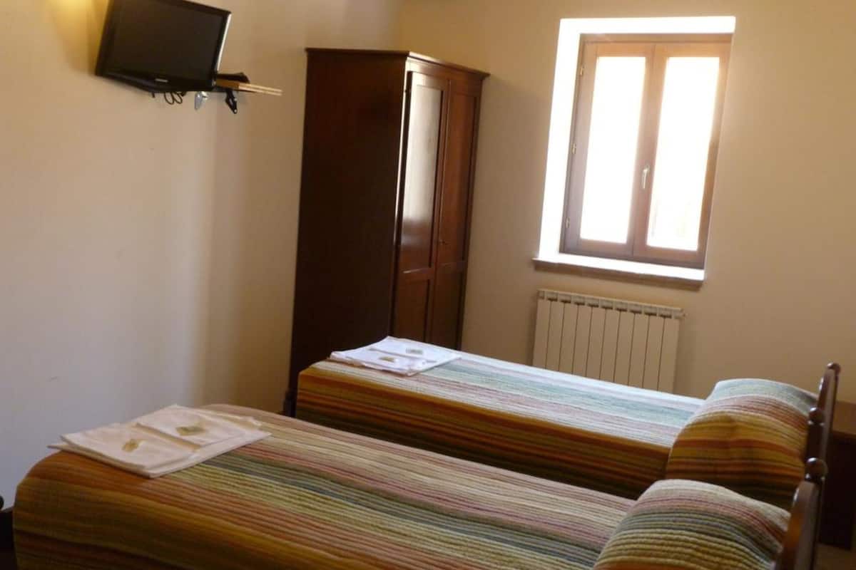 Decoración personalizada, muebles diferentes, cunas y wifi gratis