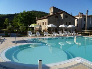 Seasonal outdoor pool, pool umbrellas, sun loungers - Agriturismo Il Pioppo (Valfabbrica)