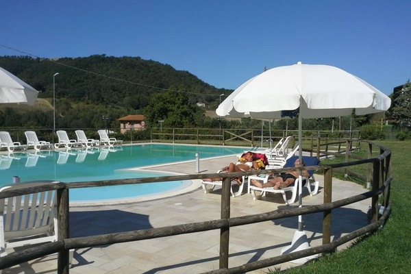 Alberca al aire libre por temporada y sombrillas en la alberca