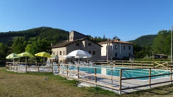 حمّام سباحة خارجي موسمي، مظلات على حمّام السباحة، مقاعد للتشمس