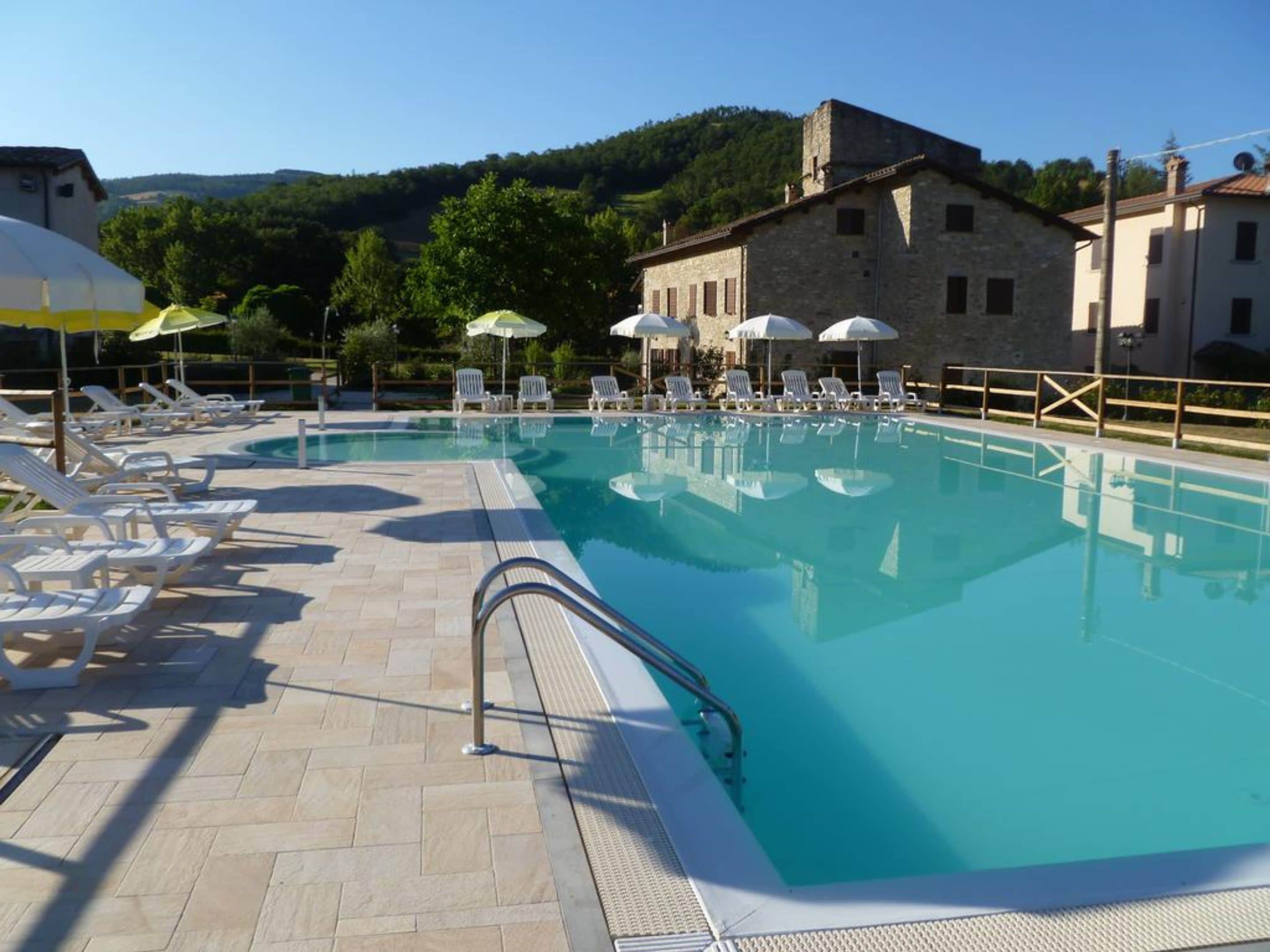 Alberca al aire libre por temporada y sombrillas en la alberca 