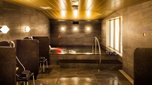 A sauna room with a large bathtub, benches, and a window. - Natural Hot Spring SUPER HOTEL Kumamoto Chamber of Commerce (Kumamoto)