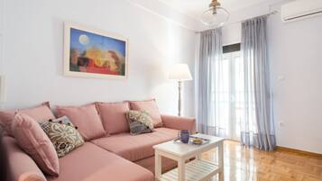 Departamento urbano, 1 cama Queen size y sofá cama, cocina, vista a la ciudad | Sala de estar | Televisión de pantalla plana de 43 pulgadas con canales por cable