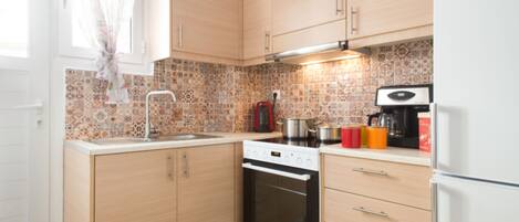 Departamento urbano, 1 cama Queen size y sofá cama, cocina, vista a la ciudad | Cocina privada | Refrigerador con congelador, horno y parrilla de estufa