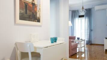 Departamento urbano, 1 cama Queen size y sofá cama, cocina, vista a la ciudad | Servicio a la habitación