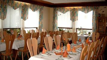 Sudah termasuk sarapan lengkap setiap hari